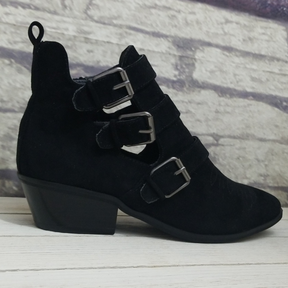Universal Thread cut out boots with buckles